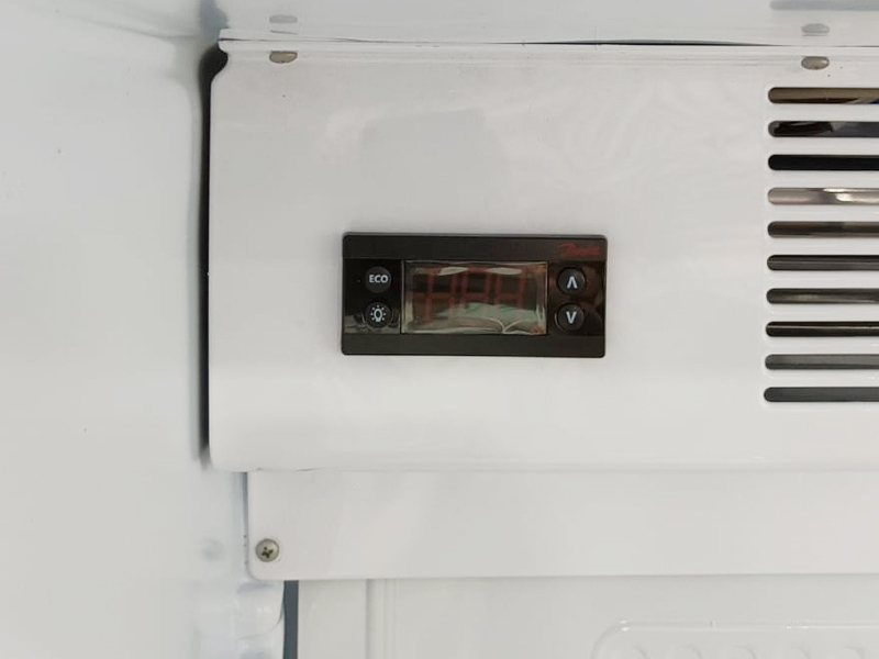 Armario frigorífico expositor con termostato digital Danfoss 0/+10ºC, 382 l